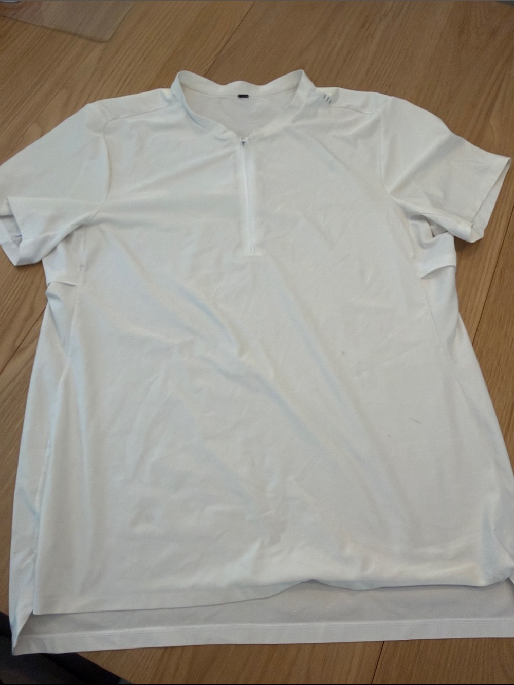 Men’s size L Lululemon vented tennis short sleeve shirt